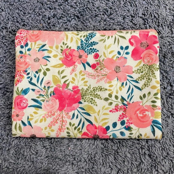 NWOT lightweight floral designed pouch - Picture 1 of 3
